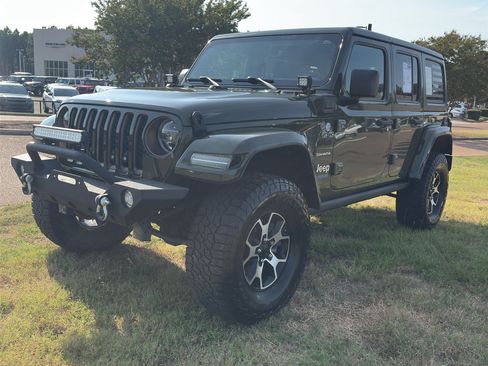 Used 2021 Jeep Wrangler Unlimited Sahara w/ Cold Weather Group AWD/4WD image 9
