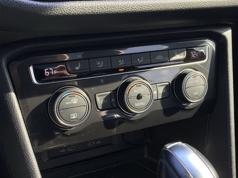 Used 2021 Volkswagen Tiguan SE image 16