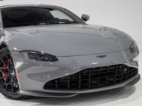 Used 2022 Aston Martin V8 Vantage Coupe RWD image 24
