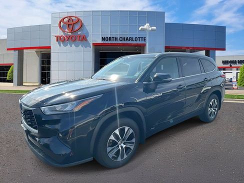 Used 2020 Toyota Highlander XLE AWD/4WD image 3