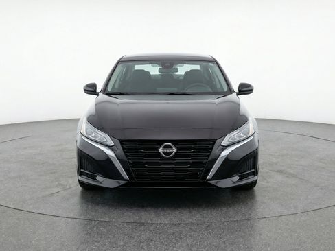 Used 2025 Nissan Altima 2.5 SV FWD image 2