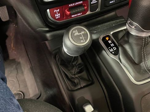 Used 2025 Jeep Wrangler Willys image 9