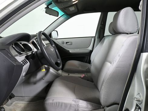 Used 2004 Toyota Highlander 4WD image 3