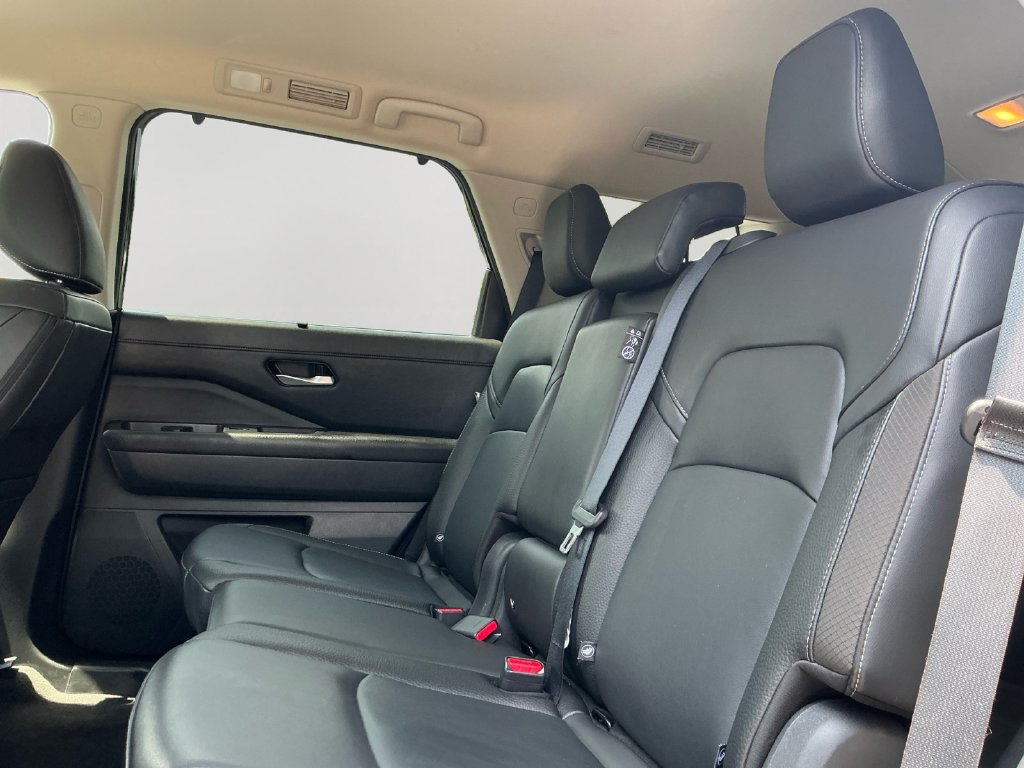 Used 2025 Nissan Pathfinder SL AWD/4WD image 15