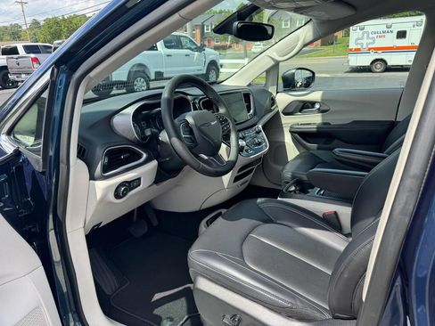 Used 2023 Chrysler Pacifica Touring-L FWD image 16