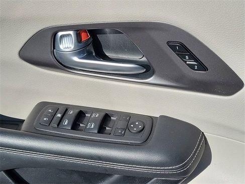Certified 2024 Chrysler Pacifica Touring-L image 16