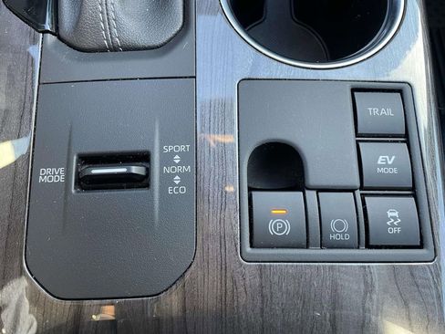 Used 2023 Toyota Highlander Limited image 24