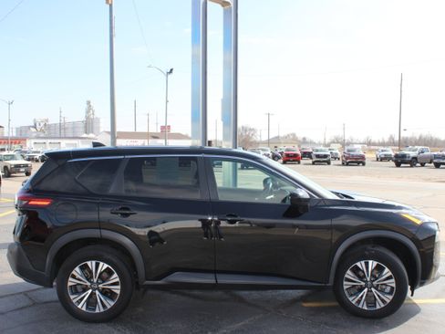 Used 2023 Nissan Rogue SV image 5