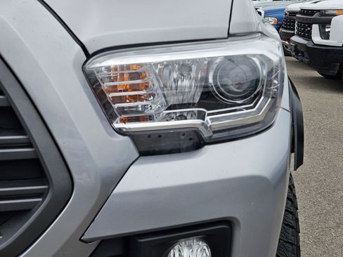 Used 2017 Toyota Tacoma TRD Sport w/ Tow Package (A/T) AWD/4WD image 10