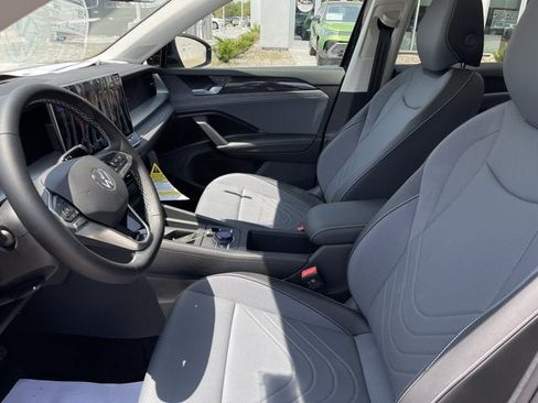 New 2026 Volkswagen Tiguan SE FWD image 11