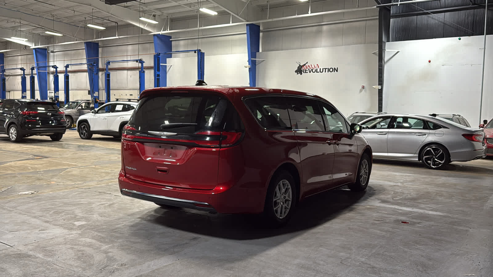 Used 2025 Chrysler Pacifica Select FWD image 6