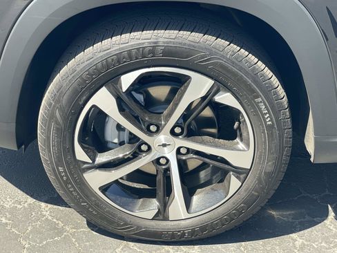 Used 2025 Chevrolet Trax RS w/ Driver Confidence Package FWD image 30