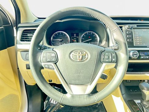 Used 2015 Toyota Highlander XLE FWD image 16