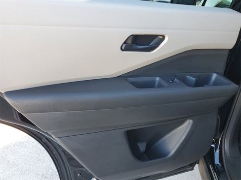 Used 2023 Nissan Pathfinder SV image 17