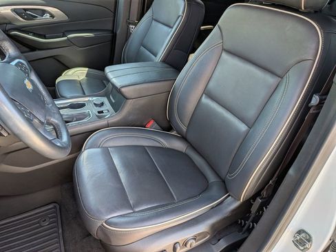 Used 2023 Chevrolet Traverse Premier FWD image 31