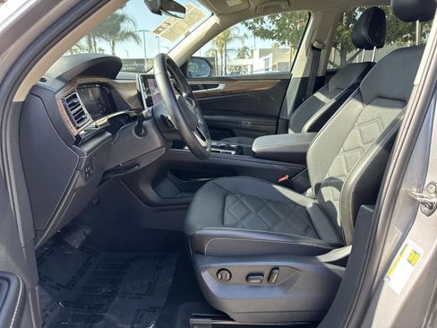 Used 2025 Volkswagen Atlas SE image 22