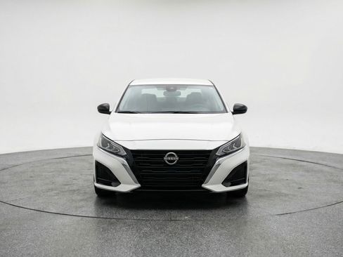 Used 2025 Nissan Altima 2.5 SV FWD image 2