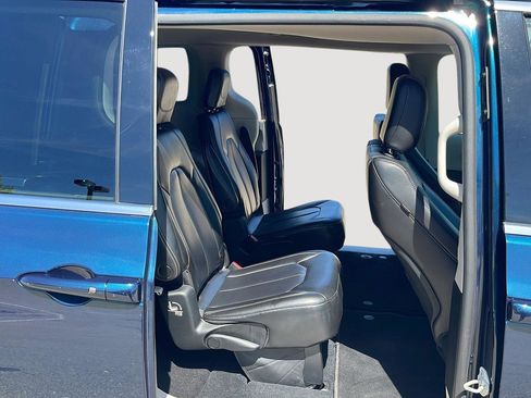 Used 2023 Chrysler Pacifica Touring-L FWD image 29