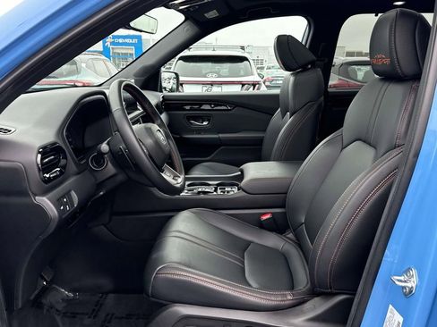 Used 2025 Honda Pilot TrailSport image 16