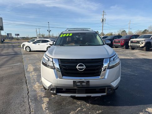 Used 2023 Nissan Pathfinder Platinum image 2