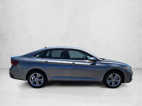 Used 2024 Volkswagen Jetta SE FWD image 4