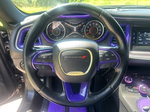 Used 2015 Dodge Challenger SXT RWD image 9