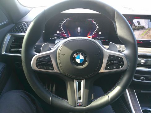 Used 2025 BMW X7 M60i w/ Climate Comfort Package image 18