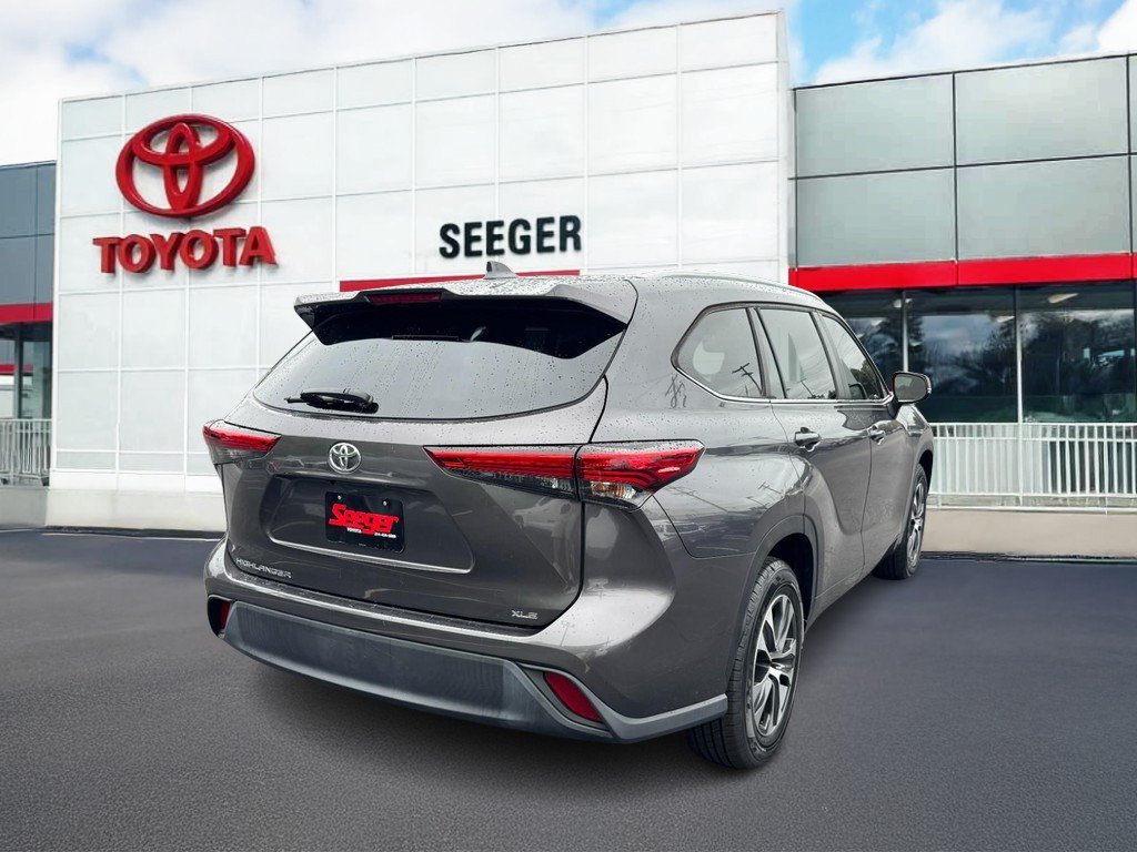 Used 2023 Toyota Highlander XLE FWD image 3