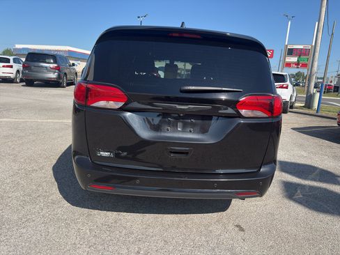 Used 2020 Chrysler Pacifica Touring w/ S Appearance Package FWD image 6