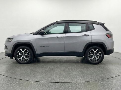 Used 2025 Jeep Compass Limited image 5