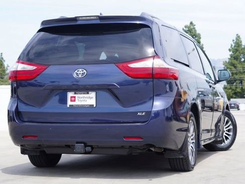 Used 2018 Toyota Sienna XLE w/ XLE Navigation Package FWD image 6