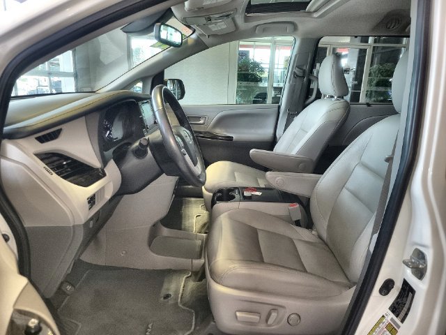 Used 2020 Toyota Sienna XLE w/ XLE Navigation Package FWD image 12
