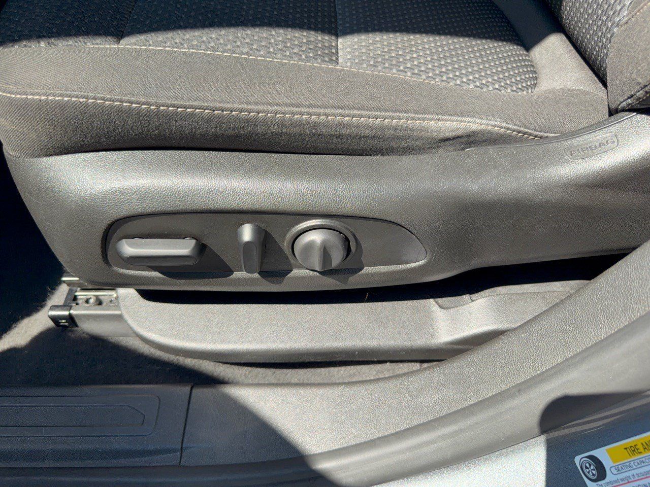 Used 2021 GMC Acadia SLE w/ Driver Convenience Package FWD image 16