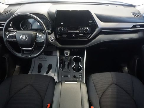 Certified 2024 Toyota Highlander LE FWD image 27