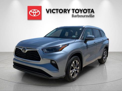 Used 2022 Toyota Highlander XLE AWD/4WD image 1