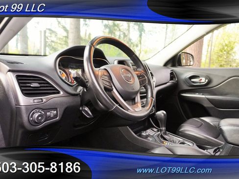 Used 2019 Jeep Cherokee Latitude Plus w/ Cold Weather Group image 12