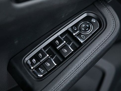 Certified 2024 Porsche Macan image 18