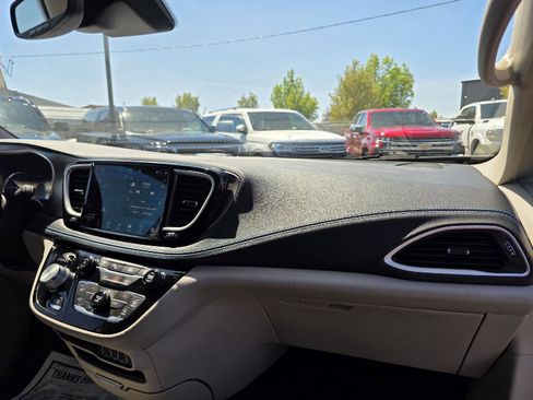 Used 2021 Chrysler Pacifica Touring-L FWD image 47