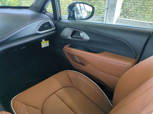 New 2026 Chrysler Pacifica Pinnacle w/ Trailer Tow Group image 18