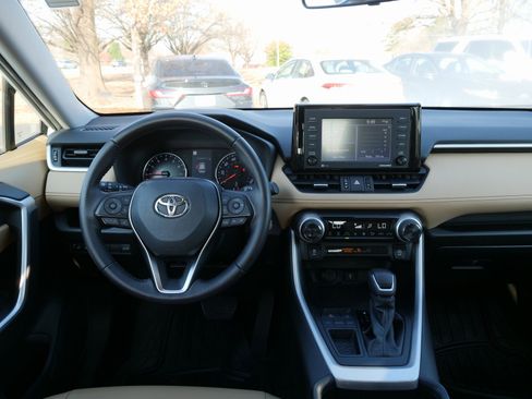 Used 2022 Toyota RAV4 XLE Premium image 21