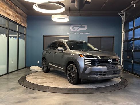 Used 2025 Nissan Kicks SR FWD image 1