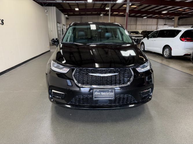 Used 2024 Chrysler Pacifica Touring-L FWD image 3