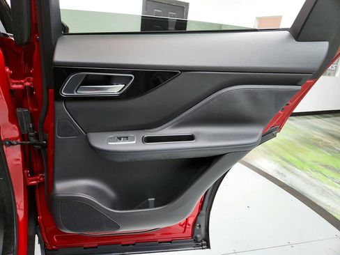 Used 2017 Jaguar F-PACE Premium image 31