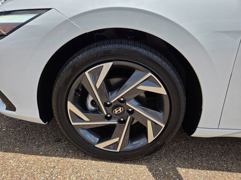 Used 2025 Hyundai Elantra Limited FWD image 26