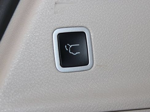 Used 2024 Chrysler Pacifica Touring-L FWD image 11