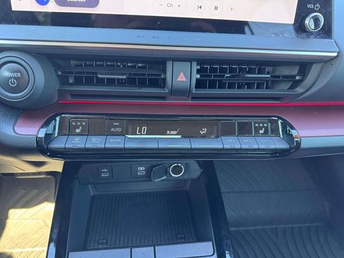 Used 2024 Toyota Prius Prime FWD image 33