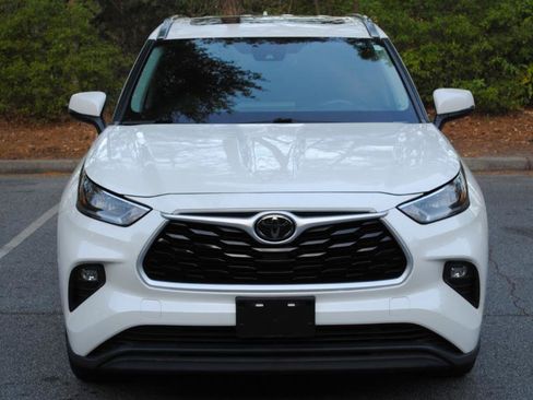 Used 2020 Toyota Highlander XLE image 3