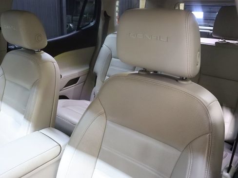 Used 2019 GMC Acadia Denali w/ Technology Package FWD image 34
