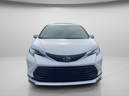 Used 2023 Toyota Sienna XLE image 3