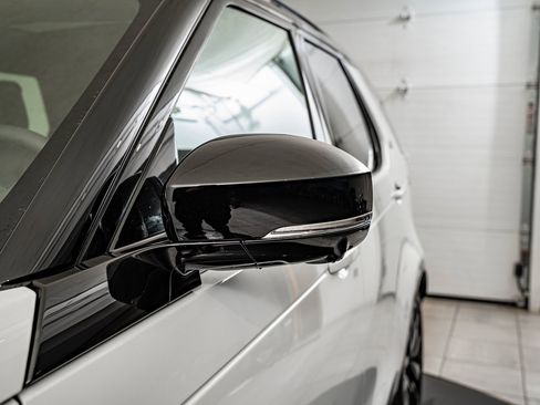 New 2026 Land Rover Discovery Dynamic SE image 13